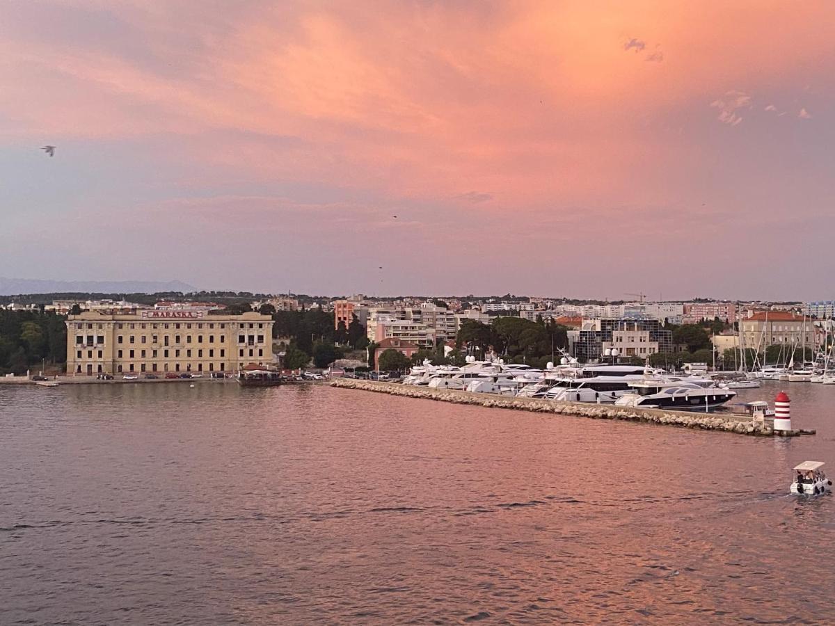 Breathtaking Sea View Condo In City Center Zára Kültér fotó